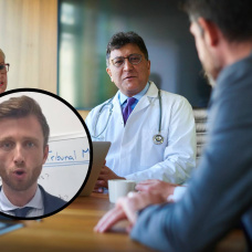 Evaluación ante tribunal médico con doctores mientras un abogado laboralista explica claves sobre incapacidad