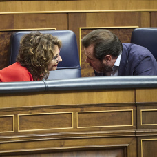 La candidata del PSOE en Andalucía, María Jesús Montero, y el ministro de Transportes, Óscar Puente, en el Congreso.