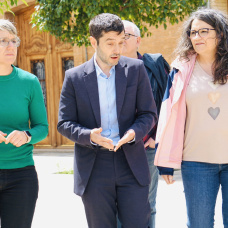 Mónica Oltra, junto a Papi Robles y Pablo Bustinduy durante su visita a Orriols.