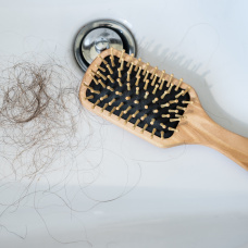 Se estima que alrededor de un 42 % de la población española presenta algún tipo de alopecia o problema capilar a lo largo de su vida, dentro del cual el efluvio telógeno (como el estacional) es una de las formas más habituales.