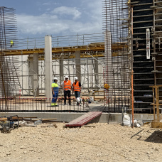 Visita del alcalde de La Nucía, Bernabé Cano, a las obras del nuevo depósito.