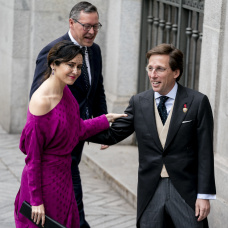 Isabel Díaz Ayuso y Alfonso Serrano llegan a la boda del alcalde de Madrid, José Luis Martínez Almeida.