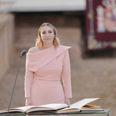 La presidenta de la Junta de Extremadura, María Guardiola, toma posesión de su cargo en el Anfiteatro Romano, en Mérida.