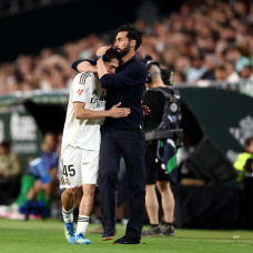 Alvaro Arbeloa abraza a Thiago Pitarch en el partido ante el Betis