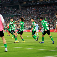 Héctor Bellerín celebra el empate ante el Real Madrid en el tiempo de descuento de La Cartuja, en la jornada 32 de LaLiga EA Sports. (Photo by Fran Santiago/Getty Images)