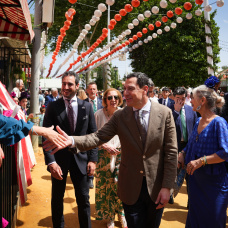 Juanma Moreno y la consejera de Cultura y Deporte, Patricia del Pozo, en la Feria de Abril