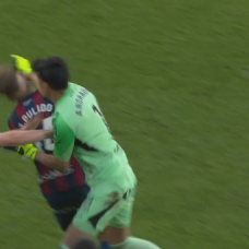 Andrada golpea a Sielva en el tiempo añadido del derbi más dramático de la historia entre Huesca y Zaragoza.