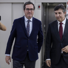 El presidente de CEOE, Antonio Garamendi (i), junto al presidente de la Confederación Empresarial de la Comunidad Valenciana (CEV), Vicente Lafuente (d), participan en la reunión de la Junta Directiva de la CEV, a 18 de noviembre de 2025, en Valencia, Comunidad Valenciana (España). En esta reunión se le trasladan las prioridades empresariales de Alicante, Castellón y Valencia, así como la hoja de ruta de la nueva etapa de la Confederación.

Rober Solsona / Europa Press
18/11/2025