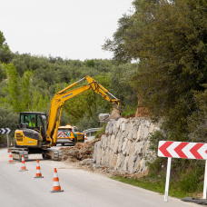 Obras de emergencia de la carretera A-333 en Priego de Córdoba, que resultó afectada por el tren de borrasca. 
Gogo Lobato / Europa Press
07/4/2026