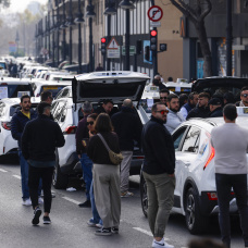 Taxistas en huelga durante el paro convocado por el sector del taxi, a 25 de febrero de 2026,
