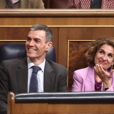La exvicepresidenta primera candidata del PSOE en Andalucía, María Jesús Montero, y el presidente del Gobierno, Pedro Sánchez.