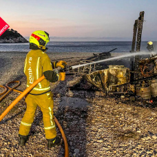 Un bombero durante las labores de extinción del chiringuito de Marina Greenwich.