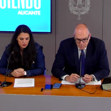 Manuel Villar, junto a la edil Cristina Cutanda, en su comparecencia tras la Junta de Gobierno hoy, martes.