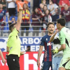 El portero del Zaragoza, Andrada vio la tarjeta roja ante el Huesca