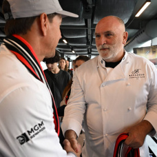 José Andrés, durante un encuentro culinario, donde defiende la cocina accesible y reivindica productos cotidianos como el pescado en conserva