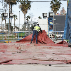 Agentes de la policía nacional investigan la atracción hinchable donde ha fallecido una menor, en la feria de Mislata, a 5 de enero de 2022, en Mislata, Valencia (España).