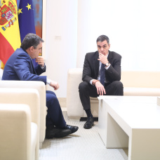 El presidente del Gobierno, Pedro Sánchez, en un recibimiento en Moncloa a Aitor Esteban por entonces portavoz del PNV en el Congreso.