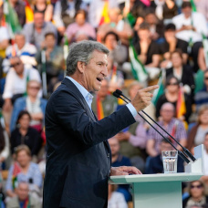 El presidente del Partido Popular, Alberto Núñez Feijóo interviene en el mitin de precampaña en Roquetas de Mar, Almería.