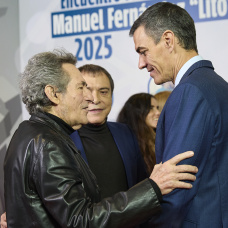 El presidente del Gobierno, Pedro Sánchez con el cantautor Miguel Ríos en una imagen de archivo.