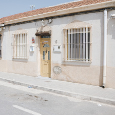 Exterior de la vivienda de la pedanía alicantina de El Bacarot donde fue hallado enterrado el cadáver del empresario Jesús Tavira.