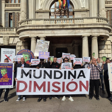 Protesta convocada por la Asociación por una Hostelería Responsable de Russafa y la Asociación Empresarial de Discotecas de Valencia contra la ZAS de Russafa.