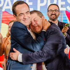El exministro y expresidente de CLM, José Bono, y el actual presidente de CLM, Emiliano García-Page, se abrazan en un acto del PSOE.