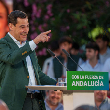 El presidente del PP de Andalucía y candidato a la reelección a la Junta, Juanma Moreno, interviene en el inicio de campaña en Sevilla.