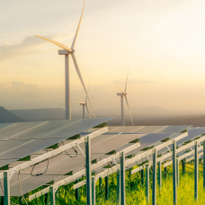 Paneles solares y turbinas eólicas