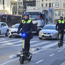 Agentes de la Policía Local de Valencia patrullando en el centro.