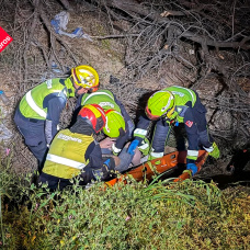 El Grupo de Rescate de los bomberos con el hombre perdido.