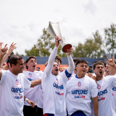 El Rayo Majadahonda celebra sobre el césped del Cerro del Espino su ascenso a Primera RFEF