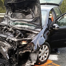 Estado en que quedó uno de los coches que colisionó frontalmente en Tibi.