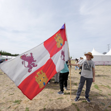 (Foto de ARCHIVO)
Una persona con la bandera de Castilla y León, durante la celebración del Día de Castilla y León, a 23 de abril de 2026, en Villalar de los Comuneros, Valladolid, Castilla y León (España). El Día de Castilla y León es la fiesta oficial de esa comunidad autónoma española, celebrada cada 23 de abril. El centro de la celebración es la localidad vallisoletana de Villalar de los Comuneros, lugar en el que se conmemora el aniversario de la batalla, decisiva para las Comunidades de Castilla, que se saldó ese mismo día de 1521 con la decapitación de los tres líderes comuneros: Padilla, Bravo y Maldonado.

Photogenic/Claudia Alba / Europa Press
23/4/2026
