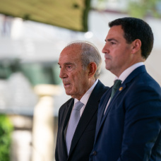 El Lehendakari, Imanol Pradales, y el ex-Lehendakari, Carlos Garaikoetxea, durante un acto institucional de reconocimiento al primer Gobierno vasco tras la dictadura.