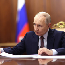 (Foto de ARCHIVO)
April 20, 2026, Moscow, Moscow Oblast, Russia: Russian President Vladimir Putin, listens to Penza Region Governor Oleg Melnichenko, deliver his report during a face-to-face meeting at the Kremlin, April 20, 2026 in Moscow, Russia.

Europa Press/Contacto/Alexander Kazakov/Russian Go
20/4/2026