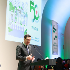 El presidente de la Junta de Andalucía, Juanma Moreno, interviene en el acto conmemorativo por el 50 aniversario del Hospital Universitario Reina Sofía de Córdoba.