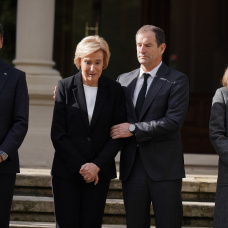 El Lehendakari, Imanol Pradales (i), recibe el féretro del ex lehendakari, Carlos Garaikoetxea, a su viuda Sagrario Minav y a su familia, en el Palacio de Ajuria Enea,