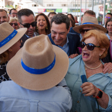 El presidente del PP de Andalucía y candidato a la reelección de la Presidencia de la Junta, Juanma Moreno, en Almuñécar (Granada).