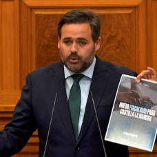 El presidente del PP-CLM, Paco Núñez, durante su intervención en las Cortes de Castilla-La Mancha.