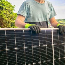 Un instalador de placas solares. 
REMITIDA / HANDOUT por FIDEDIGNO
09/4/2026