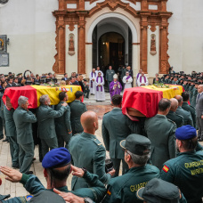 Los féretros de los dos agentes fallecidos en el funeral celebrado en la Parroquia de la Purísima Concepción de la capital onubense. A 9 de mayo de 2026, en Huelva (Andalucía, España). Imágenes del funeral de los dos Guardia Civiles fallecidos en acto de servicio este pasado miércoles 8 de mayo, mientras perseguían a una narcolancha por la costa de Huelva.

María José López / Europa Press
09/5/2026