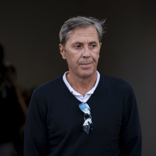 Paco González, llegando al tanatorio para despedir a Pepe Domingo Castaño.