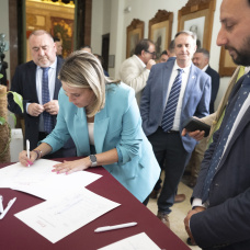 Firma del manifiesto

REMITIDA / HANDOUT por DIPUTACIÓN
Fotografía remitida a medios de comunicación exclusivamente para ilustrar la noticia a la que hace referencia la imagen, y citando la procedencia de la imagen en la firma
11/5/2026