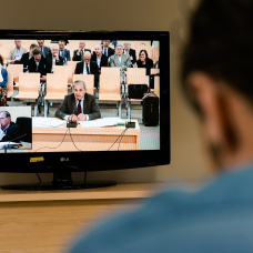 Pantalla en la sala de prensa muestra a Jordi Pujol Ferrusola declarando en la Audiencia Nacional.