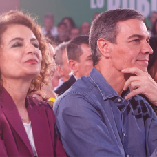 El líder del PSOE y presidente del Gobierno, Pedro Sánchez, junto a la candidata del PSOE en Andalucía, María Jesús Montero, en un acto de campaña.