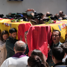 Los féretros de los dos agentes fallecidos en el funeral celebrado en la Parroquia de la Purísima Concepción de Huelva.