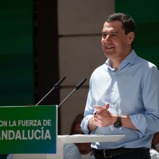 El presidente del PP andaluz y candidato a la reelección, Juanma Moreno, en un acto de campaña organizado en la capital gaditana.