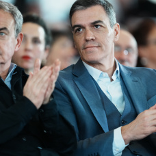 El expresidente del Gobierno, José Luis Rodríguez Zapatero, y el presidente del Gobierno y secretario general del PSOE, Pedro Sánchez.