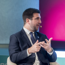 (Foto de ARCHIVO)
El presidente de Cox, Enrique Riquelme, durante el ‘I Observatorio de la Energía’, en la Universidad Camilo José Cela, a 25 de noviembre de 2024, en Madrid (España). Organizado por El Español e Invertia el foro reúne expertos del sector para analizar la situación del mercado de capacidad para la estabilidad del sistema eléctrico español, el hidrógeno verde, las centrales nucleares, el impacto de la industria solar y el potencial de España para liderar el crecimiento del mercado renovable.

Alberto Ortega / Europa Press
25/11/2024