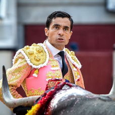 El torero Paco Ureña en plena faena.